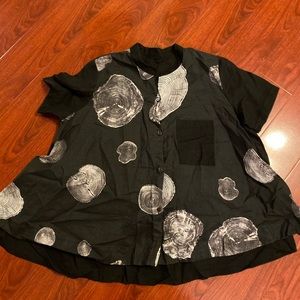 Women’s black boutique blouse